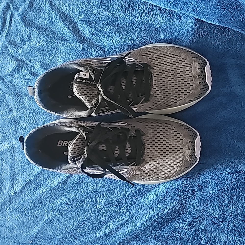 EUC Brooks Levitate GTS size 7.5